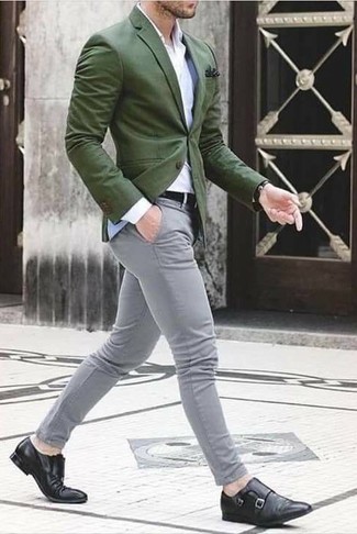 Quale camicia elegante indossare con un blazer verde oliva per un uomo di 30 anni: Opta per un blazer verde oliva e una camicia elegante per una silhouette classica e raffinata Scarpe double monk in pelle nere sono una buona scelta per completare il look.