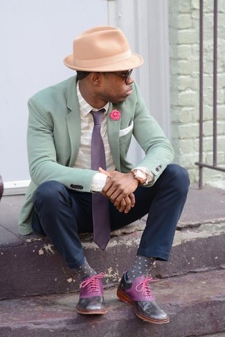Come indossare e abbinare una cravatta viola: Coniuga un blazer verde menta con una cravatta viola per un look elegante e alla moda. Scarpe oxford in pelle viola melanzana sono una splendida scelta per completare il look.
