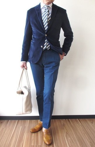 Come indossare e abbinare chino blu per un uomo di 40 anni in modo smart-casual: Combina un blazer di velluto a coste blu scuro con chino blu per creare un look smart casual. Mettiti un paio di mocassini eleganti in pelle senapi per un tocco virile.