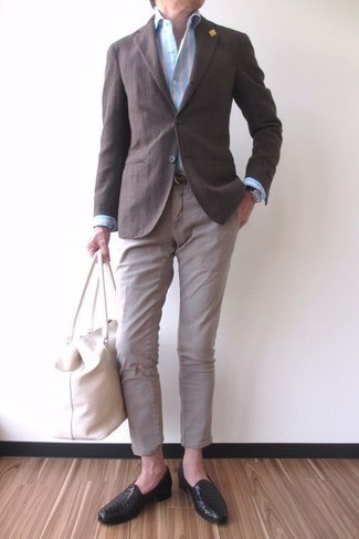 Look alla moda per uomo: Blazer marrone scuro, Camicia elegante a righe verticali azzurra, Chino beige, Mocassini eleganti in pelle neri