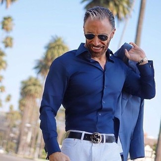 Look alla moda per uomo: Blazer blu, Camicia elegante blu scuro, Chino bianchi, Cintura in pelle nera