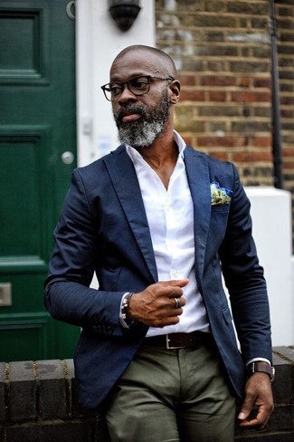 Come indossare e abbinare un orologio nero per un uomo di 40 anni quando fa caldo in modo smart-casual: Per un outfit della massima comodità, prova ad abbinare un blazer blu scuro con un orologio nero.