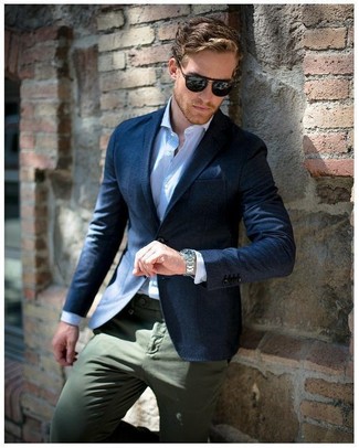 Come indossare e abbinare un fazzoletto da taschino blu scuro per un uomo di 30 anni in modo smart-casual: Scegli un outfit composto da un blazer blu scuro e un fazzoletto da taschino blu scuro per un'atmosfera casual-cool.