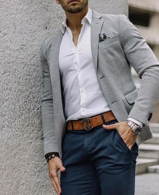 Come indossare e abbinare un blazer di lana grigio per un uomo di 30 anni in modo smart-casual: Scegli un outfit composto da un blazer di lana grigio e chino neri, perfetto per il lavoro.