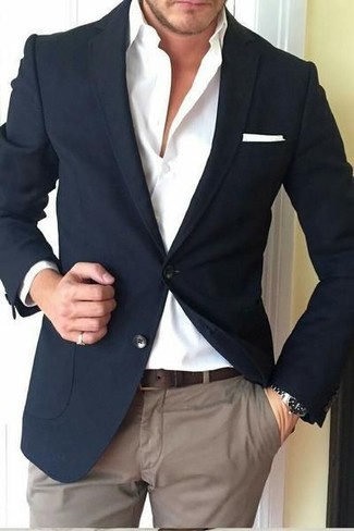 Come indossare e abbinare un blazer nero per un uomo di 30 anni quando fa caldo in modo smart-casual: Potresti abbinare un blazer nero con chino marroni per essere elegante ma non troppo formale.