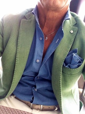 Come indossare e abbinare un fazzoletto da taschino blu in estate 2024 in modo smart-casual: Prova a combinare un blazer verde con un fazzoletto da taschino blu per un outfit rilassato ma alla moda. Un outfit eccellente per essere elegante e alla moda anche in estate.