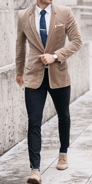 Come indossare e abbinare un blazer di velluto a coste beige: Potresti combinare un blazer di velluto a coste beige con chino neri per creare un look smart casual. Perfeziona questo look con un paio di chukka in pelle scamosciata beige.