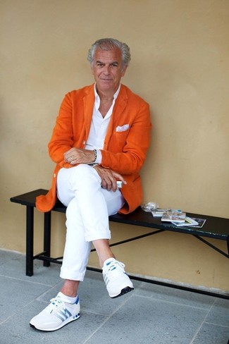 Quale chino indossare con scarpe sportive bianche per un uomo di 60 anni quando fa caldo: Potresti indossare un blazer di lana arancione e chino per un drink dopo il lavoro. Aggiungi un tocco fantasioso indossando un paio di scarpe sportive bianche.