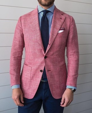Come indossare e abbinare una cravatta lavorata a maglia blu scuro quando fa caldo: Sfrutta al meglio la raffinatezza e l'eleganza con un blazer rosa e una cravatta lavorata a maglia blu scuro.