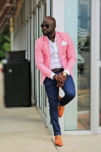 Come indossare e abbinare un orologio giallo per un uomo di 20 anni: Combina un blazer rosa con un orologio giallo per un look comfy-casual. Scegli uno stile classico per le calzature e opta per un paio di scarpe oxford in pelle arancioni.