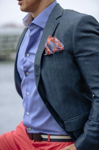 Come indossare e abbinare un fazzoletto da taschino grigio scuro in estate 2024: Opta per un blazer grigio scuro e un fazzoletto da taschino grigio scuro per una sensazione di semplicità e spensieratezza. Una eccellente idea per essere cool e alla moda anche in estate.