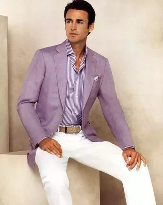 Come indossare e abbinare una camicia elegante a righe verticali viola con chino bianchi in modo smart-casual: Metti una camicia elegante a righe verticali viola e chino bianchi per un look davvero alla moda.