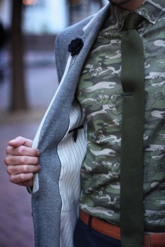 Come indossare e abbinare una spilla: Prova a combinare un blazer di lana grigio con una spilla per un outfit rilassato ma alla moda.