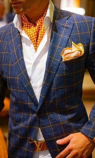 Come indossare e abbinare un fazzoletto da taschino giallo per un uomo di 30 anni quando fa caldo: Per un outfit della massima comodità, indossa un blazer a quadri blu scuro e un fazzoletto da taschino giallo.