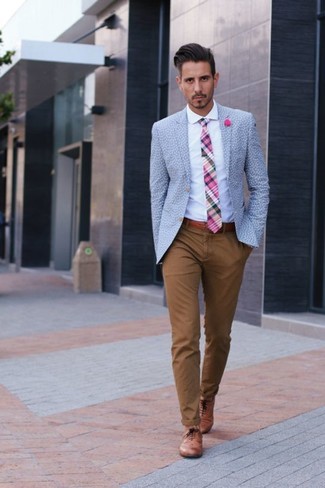 Come indossare e abbinare una cravatta rosa: Potresti indossare un blazer a pois grigio e una cravatta rosa per un look elegante e alla moda. Scarpe oxford in pelle marroni sono una gradevolissima scelta per completare il look.