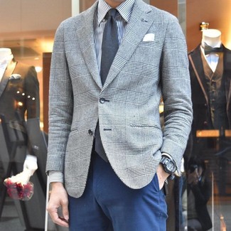 Come indossare e abbinare un blazer scozzese grigio scuro: Punta su un blazer scozzese grigio scuro e chino blu scuro per creare un look smart casual.