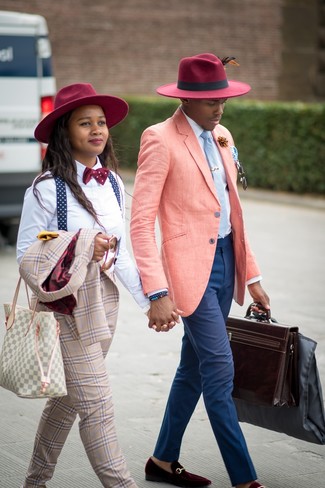 Come indossare e abbinare un bracciale blu in modo smart-casual: Metti un blazer di lino rosa e un bracciale blu per un look comfy-casual. Sfodera il gusto per le calzature di lusso e calza un paio di mocassini eleganti di velluto bordeaux.