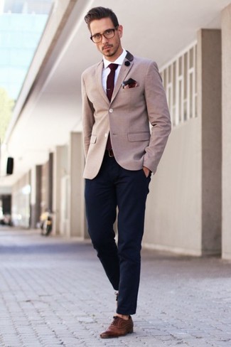 Come indossare e abbinare una cravatta di lana rossa: Abbina un blazer marrone con una cravatta di lana rossa come un vero gentiluomo. Scarpe oxford in pelle marrone scuro sono una buona scelta per completare il look.