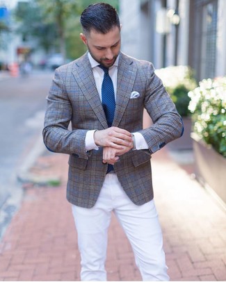 Look alla moda per uomo: Blazer scozzese grigio, Camicia elegante bianca, Chino bianchi, Cravatta a pois foglia di tè