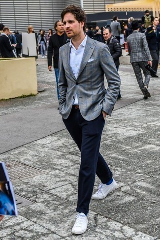 Look alla moda per uomo: Blazer scozzese grigio, Camicia elegante bianca, Chino blu scuro, Sneakers basse bianche
