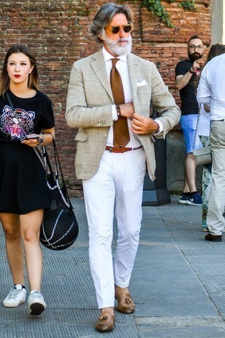Moda uomo anni 60 in modo smart-casual: Coniuga un blazer a quadri beige con chino bianchi per un look davvero alla moda. Scegli uno stile classico per le calzature e prova con un paio di mocassini con nappine in pelle marroni.