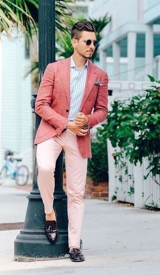 Quale mocassini con nappine indossare con chino rosa: Abbina un blazer rosso con chino rosa per un abbigliamento elegante ma casual. Mettiti un paio di mocassini con nappine per mettere in mostra il tuo gusto per le scarpe di alta moda.