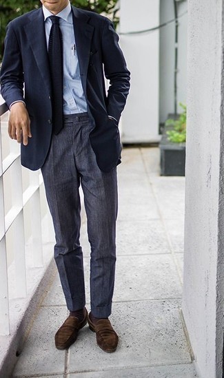 Quale blazer indossare con chino grigi: Potresti abbinare un blazer con chino grigi, perfetto per il lavoro. Un paio di mocassini eleganti in pelle scamosciata marrone scuro darà un tocco di forza e virilità a ogni completo.
