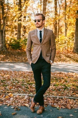 Quale chino indossare con un blazer marrone chiaro: Potresti combinare un blazer marrone chiaro con chino per creare un look smart casual. Opta per un paio di scarpe oxford in pelle marroni per un tocco virile.