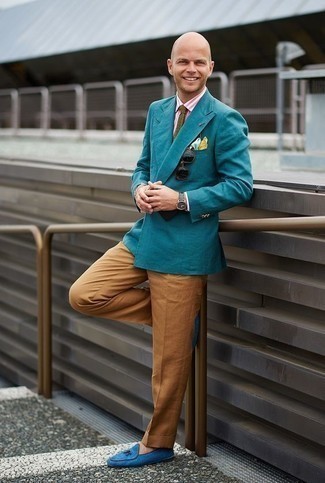 Quale chino indossare con un blazer verde oliva: Opta per un blazer verde oliva e chino per un look da sfoggiare sul lavoro. Per le calzature, scegli lo stile classico con un paio di mocassini con nappine in pelle scamosciata blu.
