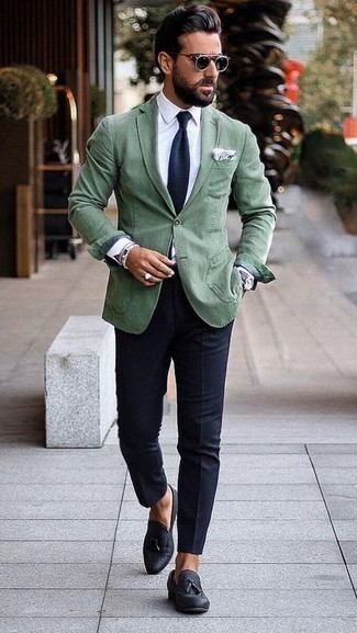 Quale mocassini eleganti indossare con chino blu scuro: Abbina un blazer verde menta con chino blu scuro per un drink dopo il lavoro. Un paio di mocassini eleganti darà un tocco di forza e virilità a ogni completo.