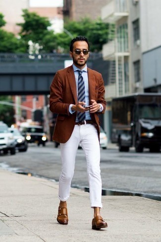 Quale blazer indossare con chino bianchi in modo smart-casual: Scegli un blazer e chino bianchi per creare un look smart casual. Prova con un paio di scarpe double monk in pelle marroni per dare un tocco classico al completo.