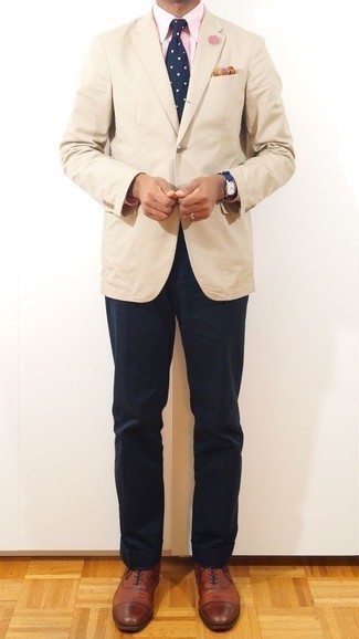 Come indossare e abbinare una cravatta a pois blu in modo smart-casual: Coniuga un blazer beige con una cravatta a pois blu per una silhouette classica e raffinata Scarpe oxford in pelle marroni sono una eccellente scelta per completare il look.