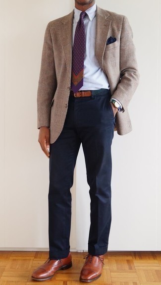 Come indossare e abbinare una cravatta viola melanzana: Metti un blazer scozzese marrone chiaro e una cravatta viola melanzana per un look elegante e alla moda. Perfeziona questo look con un paio di scarpe oxford in pelle terracotta.