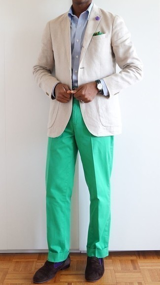 Come indossare e abbinare chino verdi: Indossa un blazer beige con chino verdi per un drink dopo il lavoro. Scegli uno stile classico per le calzature e indossa un paio di mocassini eleganti in pelle scamosciata marrone scuro.