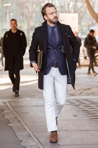 Come indossare e abbinare guanti per un uomo di 40 anni quando fa caldo in modo smart-casual: Potresti indossare un blazer blu scuro e guanti per una sensazione di semplicità e spensieratezza. Impreziosisci il tuo outfit con un paio di scarpe double monk in pelle scamosciata marroni.