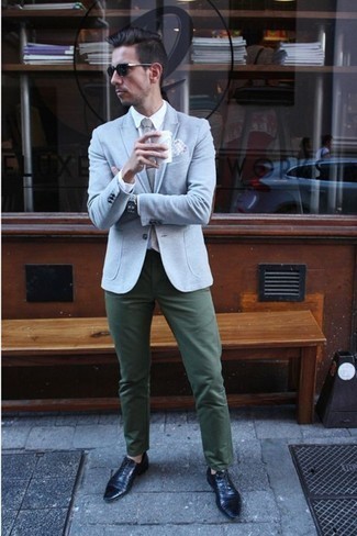 Look alla moda per uomo: Blazer azzurro, Camicia elegante bianca, Chino verde oliva, Scarpe oxford in pelle nere