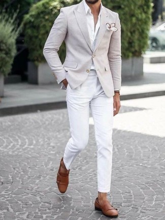 Come indossare e abbinare una camicia elegante bianca con un blazer beige: Indossa un blazer beige e una camicia elegante bianca per un look elegante e alla moda. Scarpe double monk in pelle marroni sono una splendida scelta per completare il look.