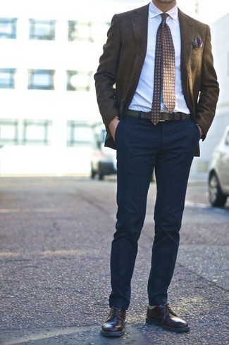 Come indossare e abbinare una cravatta geometrica quando fa caldo: Indossa un blazer marrone scuro con una cravatta geometrica per una silhouette classica e raffinata Scarpe derby in pelle marrone scuro sono una eccellente scelta per completare il look.