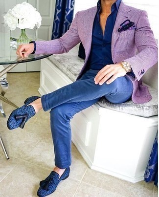 Quale chino indossare con un blazer viola chiaro quando fa caldo: Prova a combinare un blazer viola chiaro con chino per un abbigliamento elegante ma casual. Sfodera il gusto per le calzature di lusso e scegli un paio di mocassini con nappine in pelle scamosciata blu.