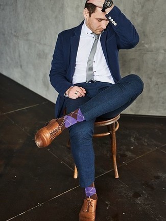 Come indossare e abbinare una cravatta di seta grigia per un uomo di 30 anni: Potresti indossare un blazer blu scuro e una cravatta di seta grigia come un vero gentiluomo. Perfeziona questo look con un paio di scarpe oxford in pelle terracotta.