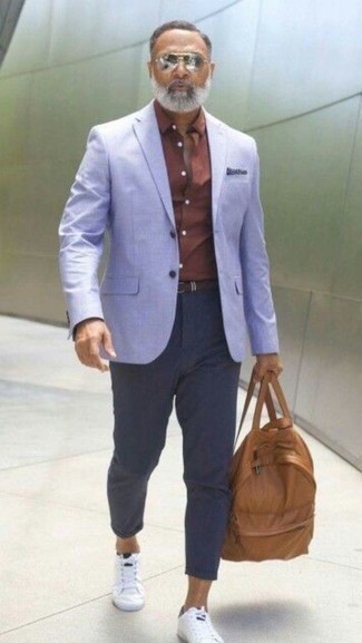 Look alla moda per uomo: Blazer viola chiaro, Camicia elegante bordeaux, Chino blu scuro, Sneakers basse di tela bianche