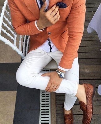 Quale camicia elegante indossare con un blazer arancione quando fa caldo: Indossa un blazer arancione e una camicia elegante per una silhouette classica e raffinata Mocassini eleganti in pelle tessuti marroni sono una valida scelta per completare il look.