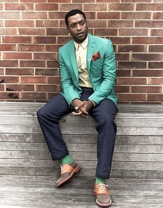 Come indossare e abbinare calzini verdi quando fa caldo in modo smart-casual: Per un outfit della massima comodità, punta su un blazer verde menta e calzini verdi. Ti senti creativo? Completa il tuo outfit con un paio di scarpe oxford in pelle scamosciata marroni.