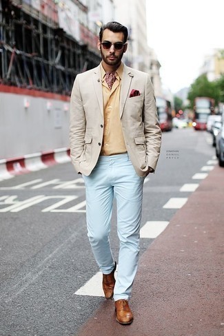 Come indossare e abbinare una bandana rossa per un uomo di 30 anni: Opta per un blazer beige e una bandana rossa per un'atmosfera casual-cool. Impreziosisci il tuo outfit con un paio di scarpe brogue in pelle terracotta.
