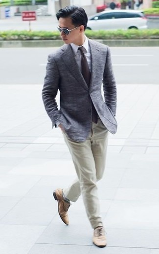 Come indossare e abbinare una cravatta grigio scuro per un uomo di 20 anni in modo smart-casual: Coniuga un blazer grigio con una cravatta grigio scuro per essere sofisticato e di classe. Scarpe oxford in pelle scamosciata marrone chiaro sono una gradevolissima scelta per completare il look.