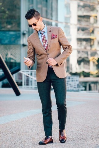 Look alla moda per uomo: Blazer marrone chiaro, Camicia elegante azzurra, Chino verde scuro, Scarpe oxford in pelle terracotta