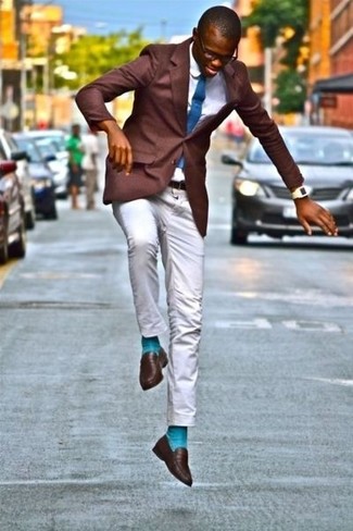 Look alla moda per uomo: Blazer marrone scuro, Camicia elegante azzurra, Chino grigi, Mocassini eleganti in pelle marrone scuro