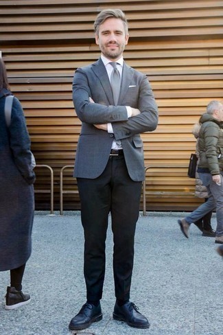 Come indossare e abbinare una cravatta grigio scuro quando fa caldo in modo smart-casual: Abbina un blazer grigio con una cravatta grigio scuro per un look elegante e di classe. Se non vuoi essere troppo formale, calza un paio di scarpe derby in pelle blu scuro.