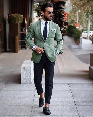 Come indossare e abbinare un blazer verde menta in modo smart-casual: Mostra il tuo stile in un blazer verde menta con chino blu scuro, perfetto per il lavoro. Scegli uno stile classico per le calzature e scegli un paio di mocassini con nappine in pelle blu scuro come calzature.