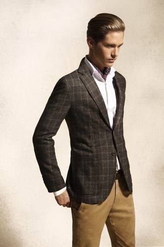 Come indossare e abbinare una sciarpa viola: Potresti abbinare un blazer scozzese grigio scuro con una sciarpa viola per una sensazione di semplicità e spensieratezza.